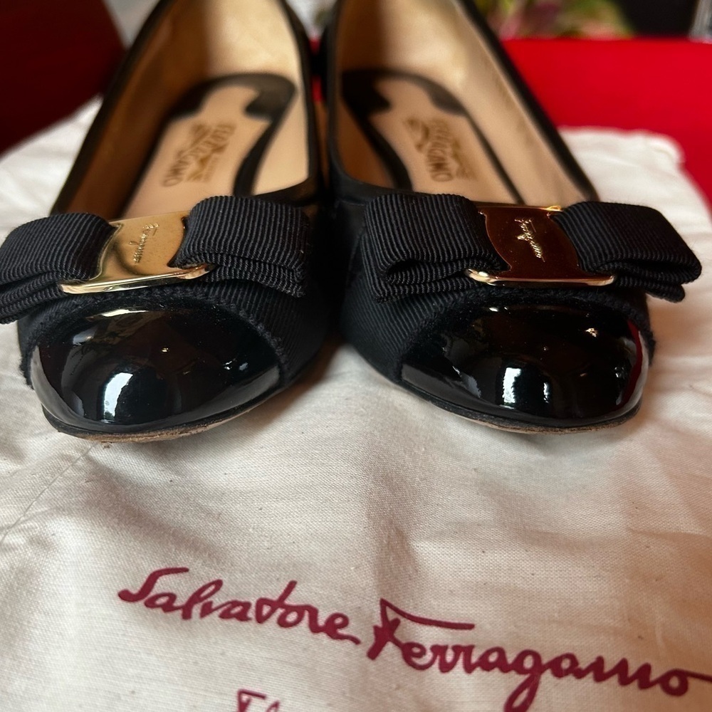 SALVATORE FERRAGAMO Vara Pump Size 6 - Picture 13 of 16